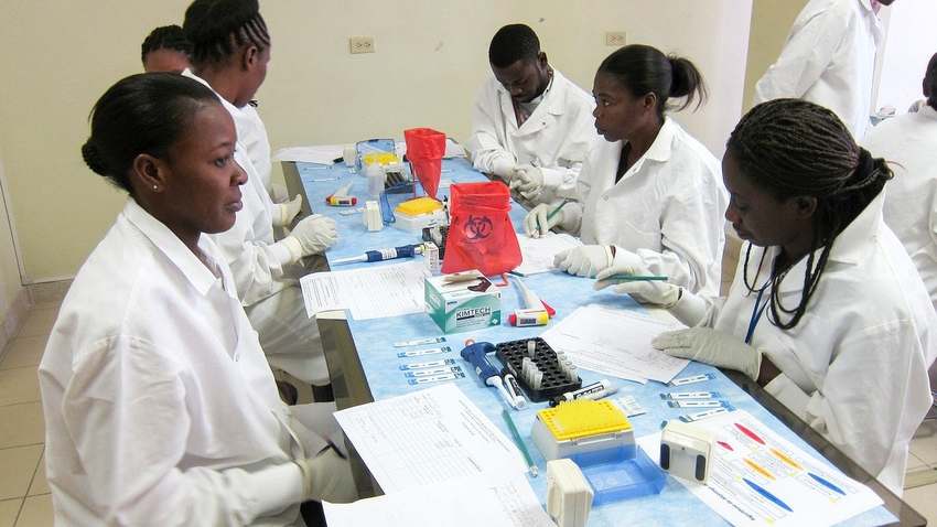 Étudiants de l'ISIEMA en travaux pratiques
